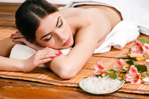 Hermosa mujer joven en un salón de spa