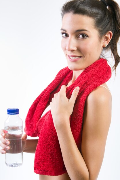 Hermosa mujer joven saludable beber agua después del ejercicio