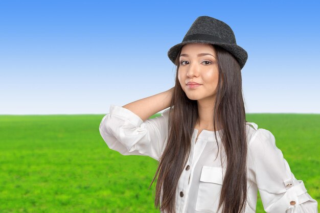 Hermosa mujer joven con sombrero de paja fedora de verano posando