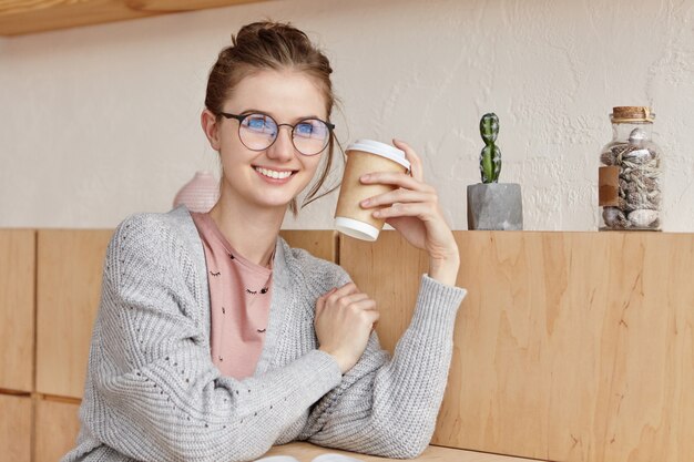 Hermosa mujer joven con taza de café