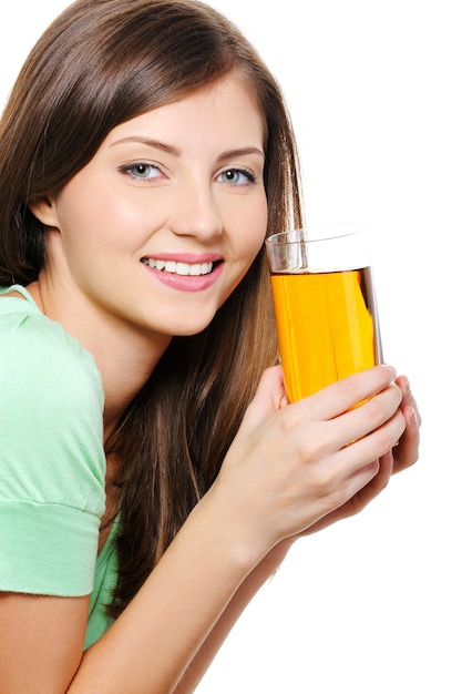 Hermosa mujer joven con un vaso de jugo de manzana en blanco