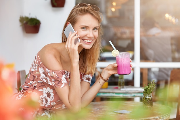 Hermosa mujer joven vestida en café