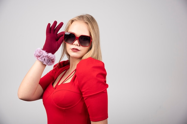 Foto gratuita hermosa mujer joven en vestido de cóctel posando para la cámara.