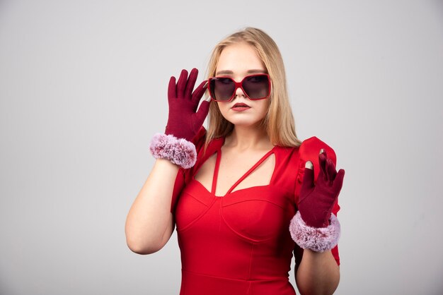 Hermosa mujer joven en vestido de cóctel posando para la cámara.