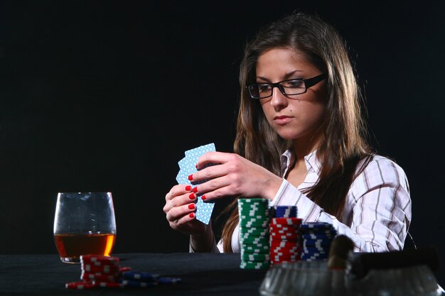 Hermosa mujer jugando al poker