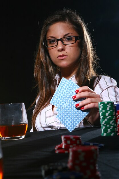 Hermosa mujer jugando al poker