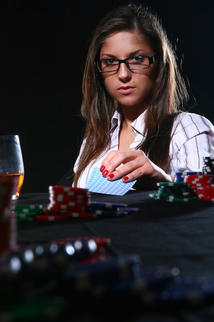 Hermosa mujer jugando al poker