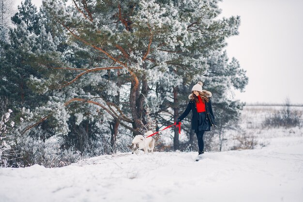 Hermosa mujer jugando con un perro