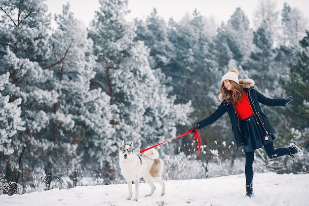 Hermosa mujer jugando con un perro