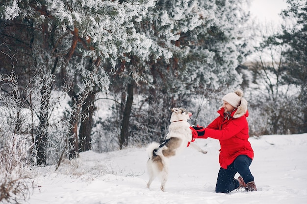 Hermosa mujer jugando con un perro