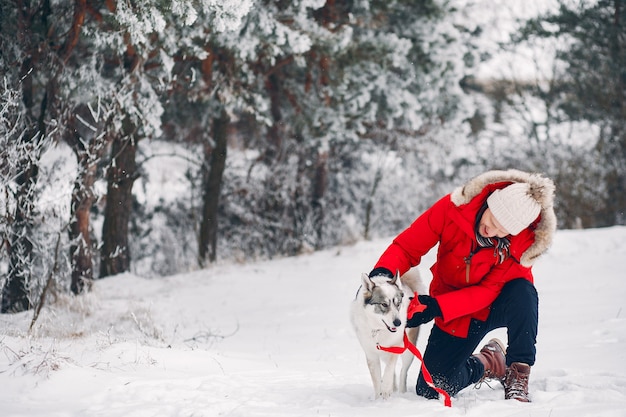 Hermosa mujer jugando con un perro