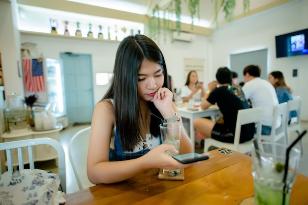 Hermosa mujer con jugo saludable