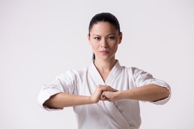 Hermosa mujer en kimono saludo en blanco