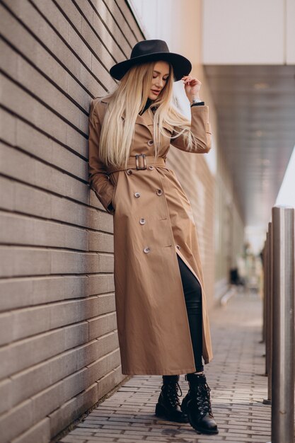 Hermosa mujer con largo cabello rubio viajando