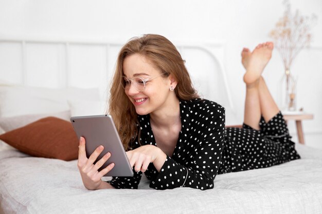 Hermosa mujer leyendo un libro