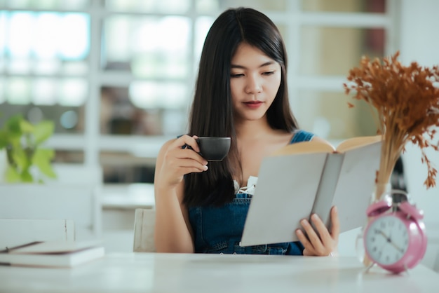 hermosa mujer con libro de lectura