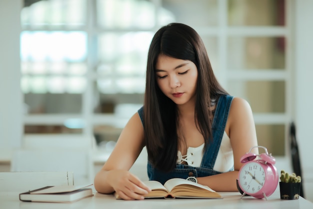 hermosa mujer con libro de lectura