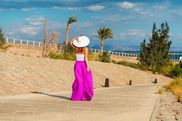 Foto gratuita hermosa mujer llevaba sombrero y falda de color rosa