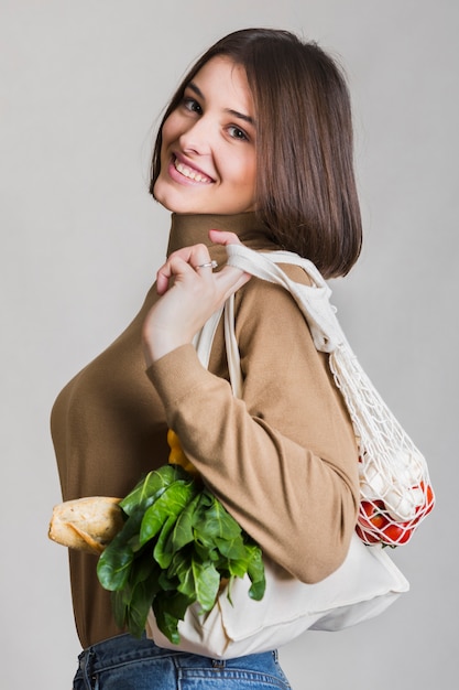 Hermosa mujer llevando verduras orgánicas