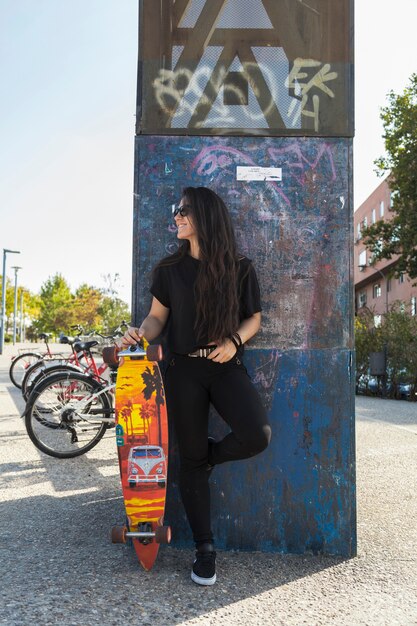 Hermosa mujer con longboard