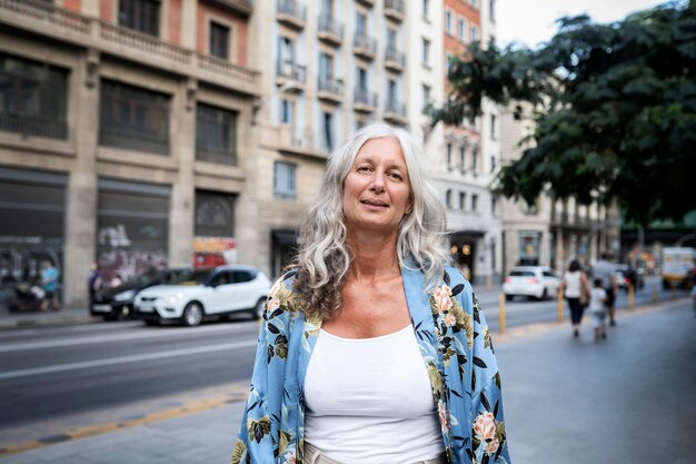 Hermosa mujer madura pasar tiempo en la ciudad