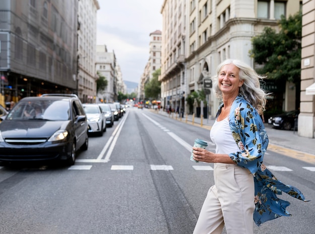 Hermosa mujer madura pasar tiempo en la ciudad