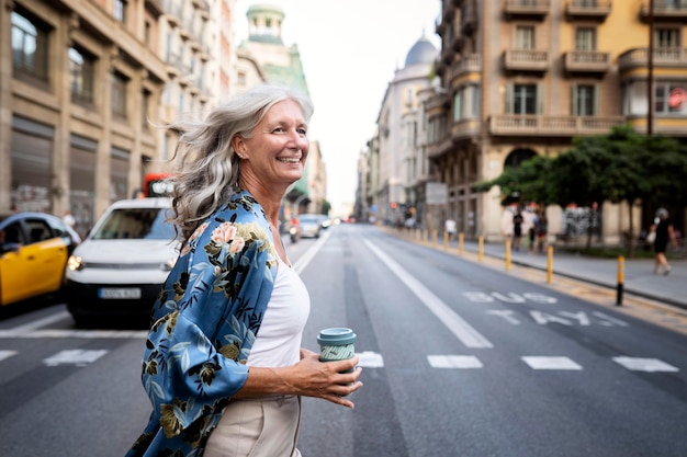 Hermosa mujer madura pasar tiempo en la ciudad