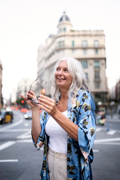 Hermosa mujer madura pasar tiempo en la ciudad