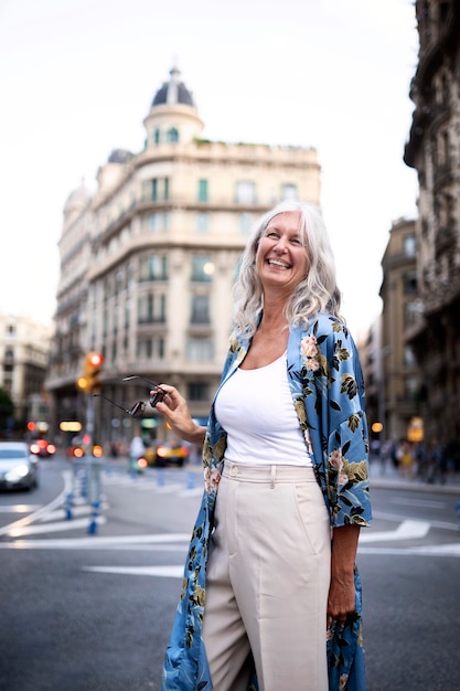 Hermosa mujer madura pasar tiempo en la ciudad