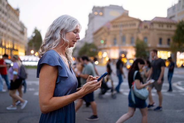 Hermosa mujer madura pasar tiempo en la ciudad