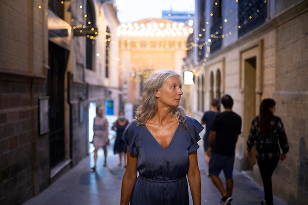 Foto gratuita hermosa mujer madura pasar tiempo en la ciudad