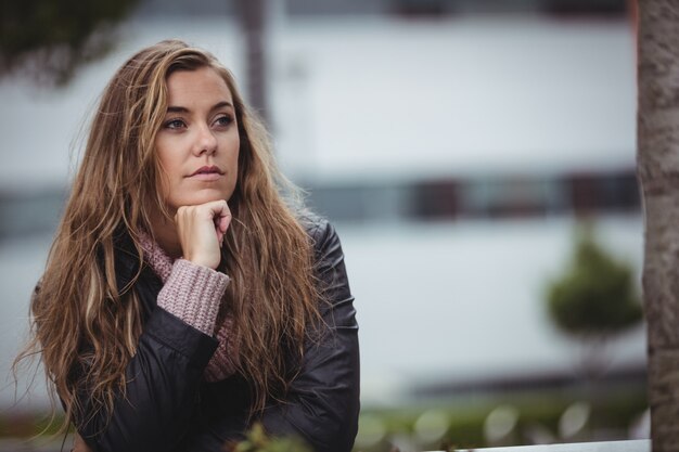 Hermosa mujer con la mano en el mentón