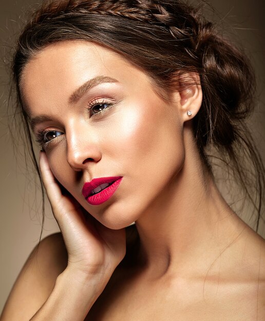 hermosa mujer con maquillaje diario fresco y labios rojos