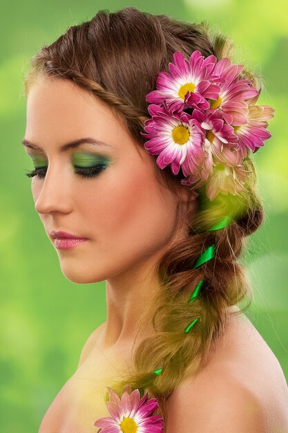 Hermosa mujer con maquillaje y flores.