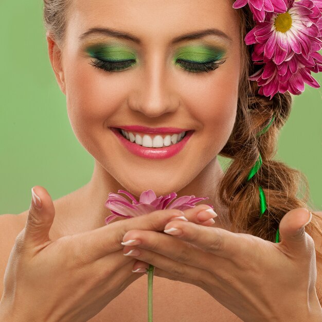 Hermosa mujer con maquillaje y flores.