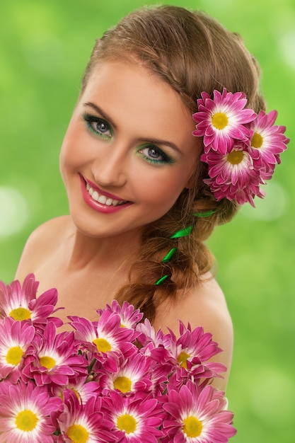 Foto gratuita hermosa mujer con maquillaje y flores.