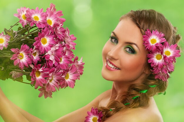 Hermosa mujer con maquillaje y flores.