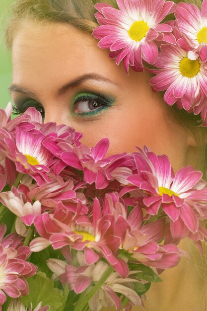 Hermosa mujer con maquillaje y flores.