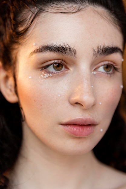 Hermosa mujer con maquillaje de perlas