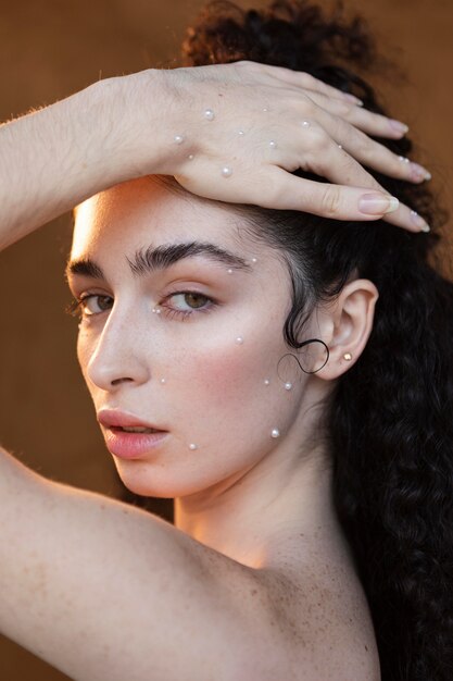 Hermosa mujer con maquillaje de perlas