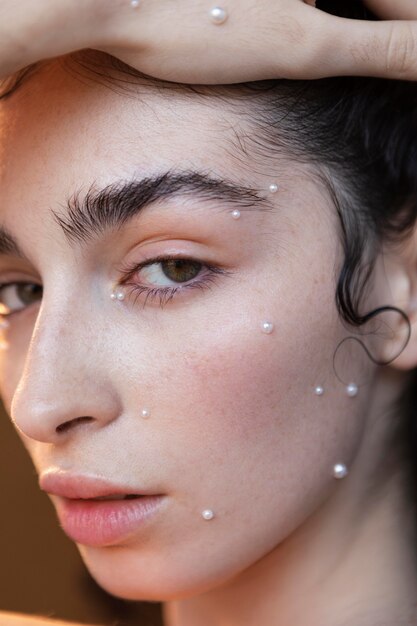 Hermosa mujer con maquillaje de perlas