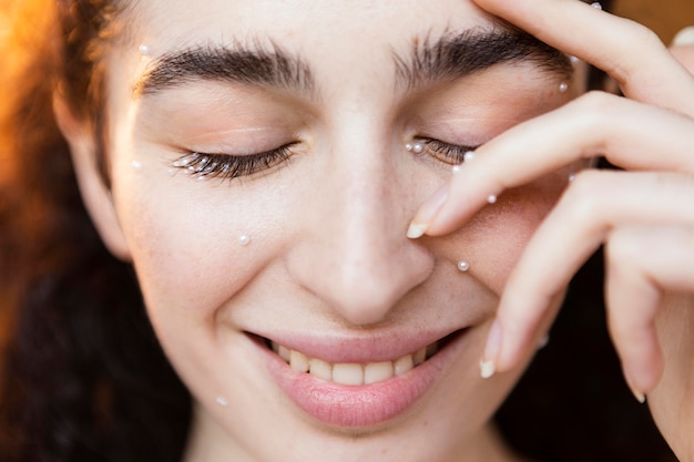 Hermosa mujer con maquillaje de perlas