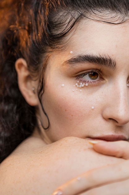 Foto gratuita hermosa mujer con maquillaje de perlas