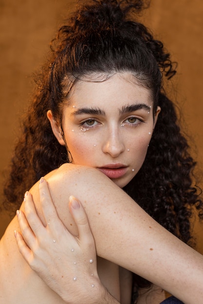 Hermosa mujer con maquillaje de perlas