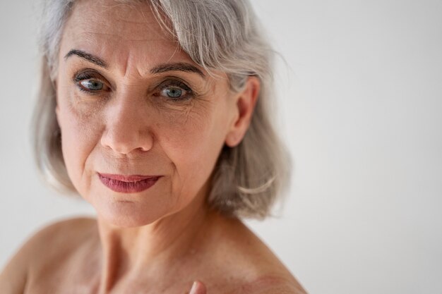 Hermosa mujer mayor con maquillaje