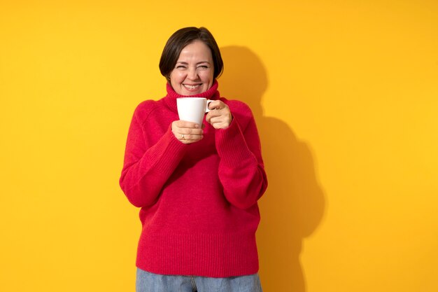 Hermosa mujer de mediana edad divirtiéndose