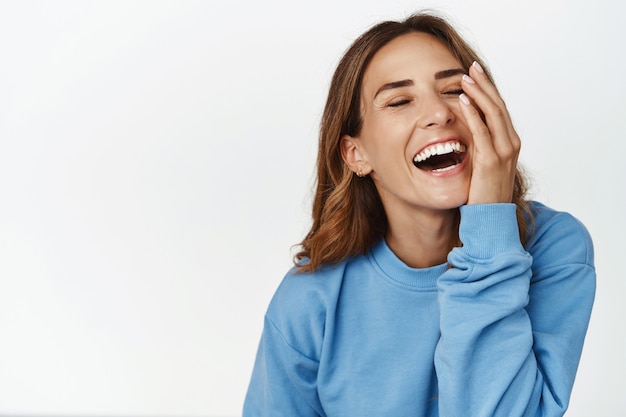 Foto gratuita hermosa mujer de mediana edad con piel natural sin maquillaje, sin arrugas, riendo y sonriendo