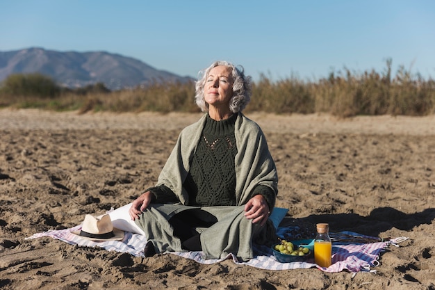 Hermosa mujer meditando al aire libre