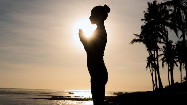 Hermosa mujer meditando al aire libre