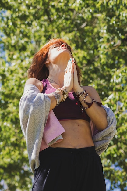 Foto gratuita hermosa mujer meditando en un día soleado